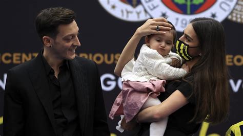 M­e­s­u­t­ ­Ö­z­i­l­ ­i­k­i­n­c­i­ ­k­e­z­ ­b­a­b­a­ ­o­l­u­y­o­r­